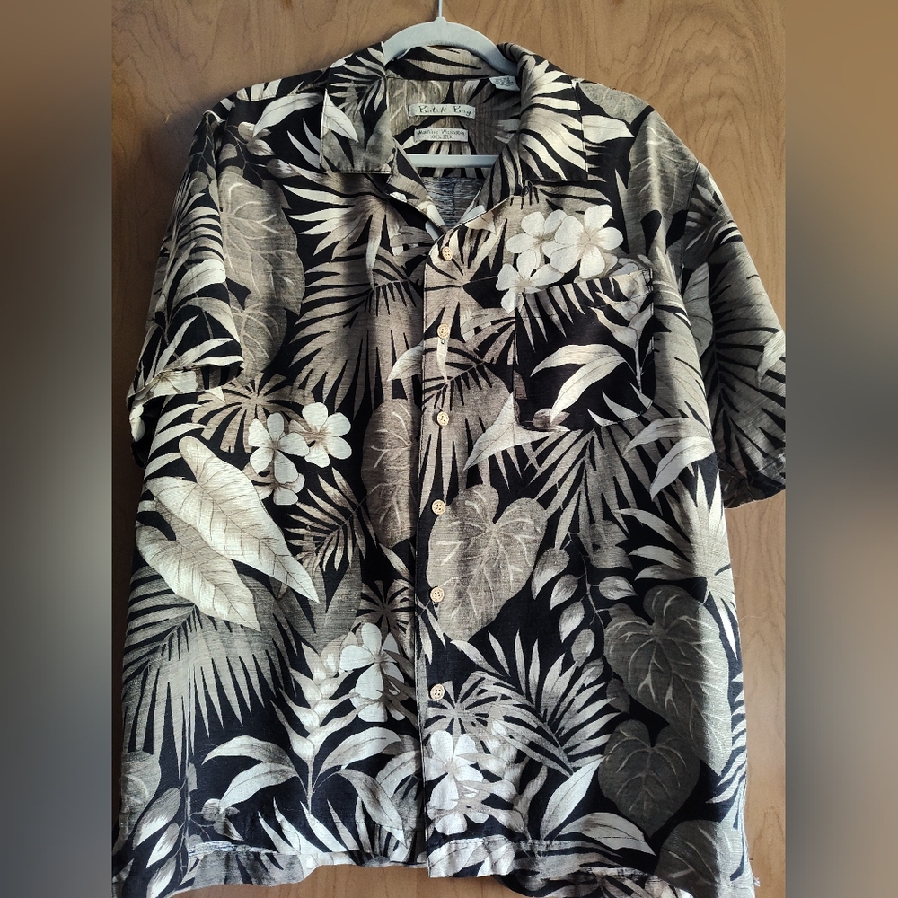 BATIK BAY Men's Button Up Shirt. Size Large. Short Sleeves.